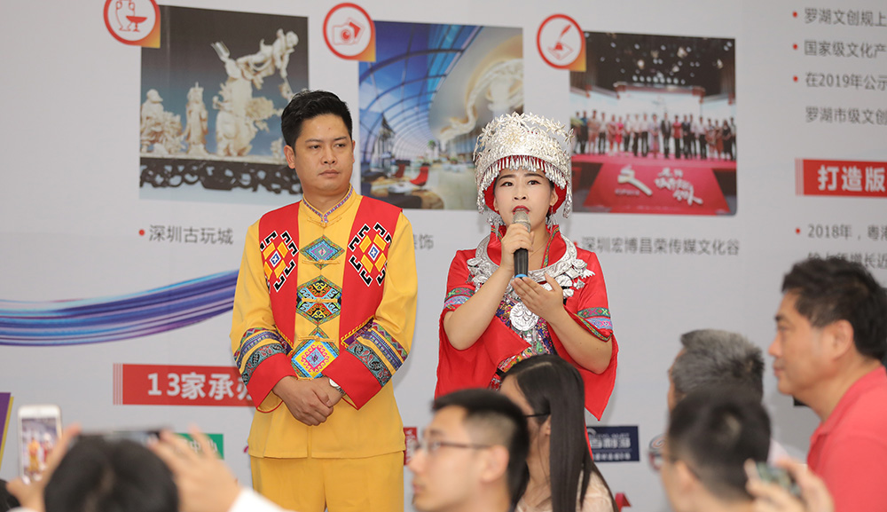 文博會(huì)專(zhuān)場(chǎng)上，土家族姑娘演唱民歌。