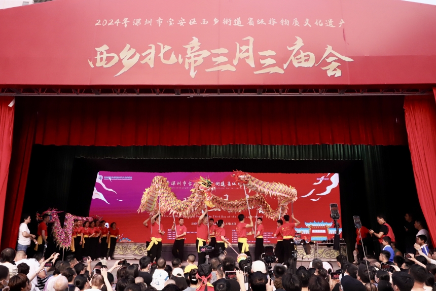 精彩的舞龍活動(dòng)引來觀眾連聲叫好。李星瑤攝