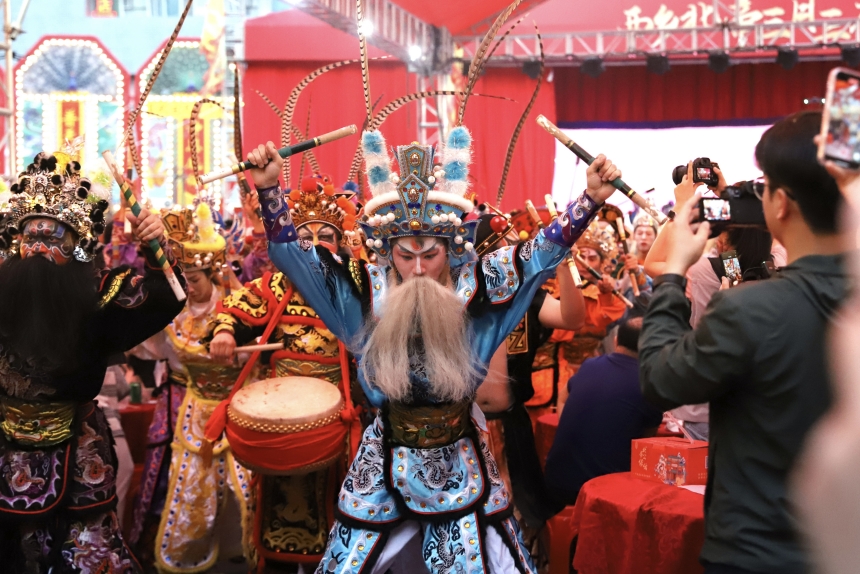 氣勢(shì)十足的英歌舞表演引來(lái)眾人圍觀。李星瑤攝
