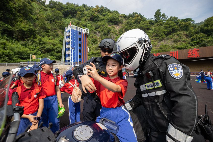 孩子們和特警隊(duì)員互動(dòng)。深圳公安供圖