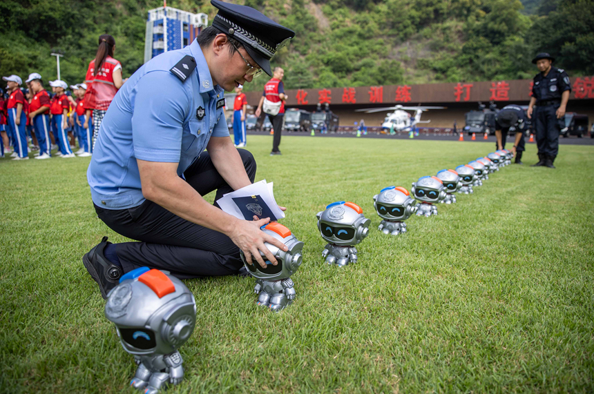 “深小警”首次亮相。深圳公安供圖