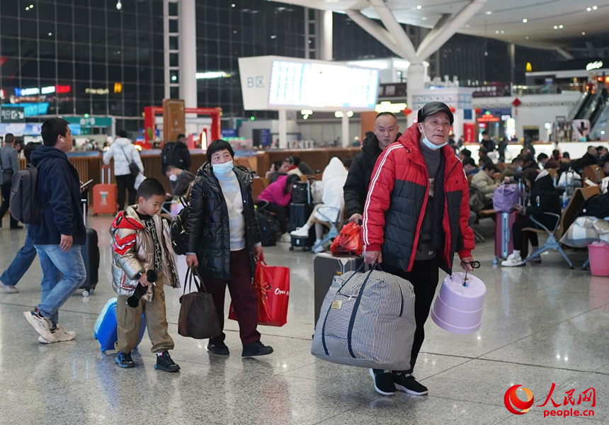 1月14日，深圳北站候車(chē)大廳，旅客提著大包小包的行李。人民網(wǎng) 江佳玲攝