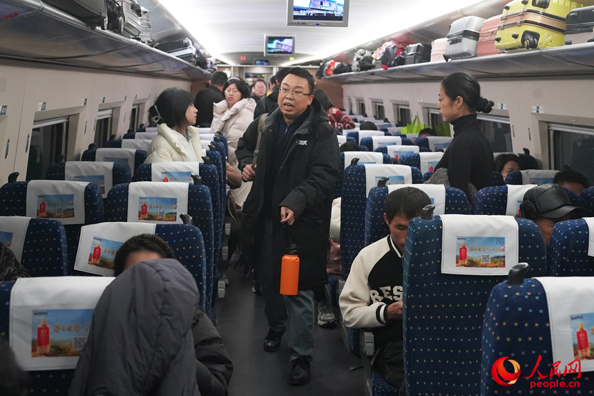 1月14日，深圳北站，旅客陸續(xù)登上開(kāi)往西安北的G834次列車。人民網(wǎng) 江佳玲攝 