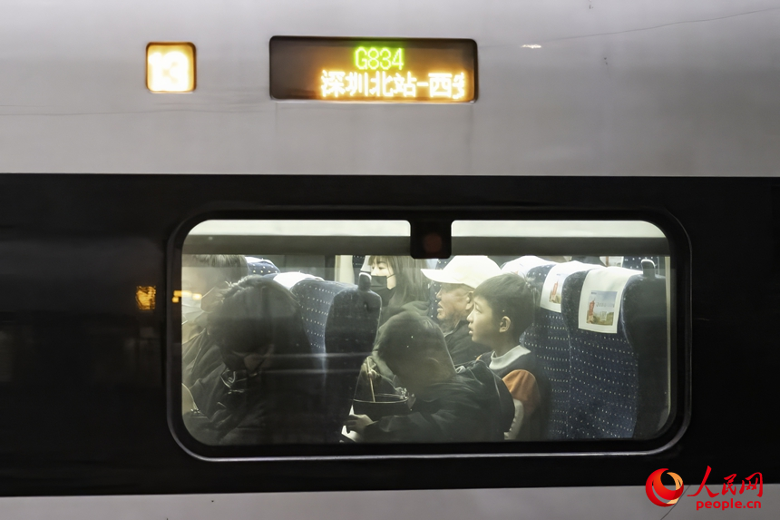 1月14日，深圳北站，開往西安北的G834次列車坐滿旅客。人民網(wǎng) 江佳玲攝 