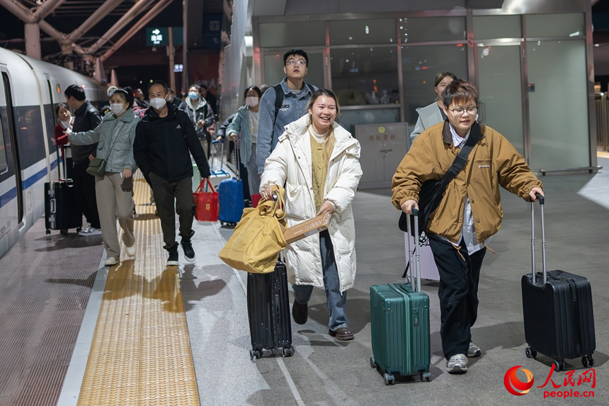 1月14日，深圳北站，旅客拖著行李箱準備登車。人民網(wǎng) 江佳玲攝
