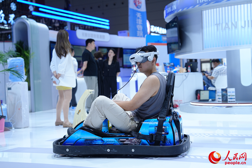 觀眾現(xiàn)場體驗VR卡丁車。人民網(wǎng) 劉森君攝