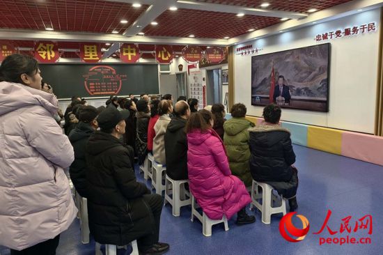 長城花園社區(qū)居民在社區(qū)黨群活動中心一起觀看習近平主席新年賀詞直播。人民網(wǎng)記者 梁宏鑫攝