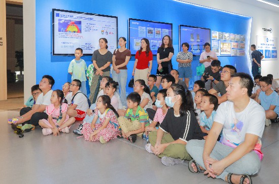 2025年8月6日，學(xué)子們在光明實(shí)驗(yàn)室參觀學(xué)習(xí).jpg